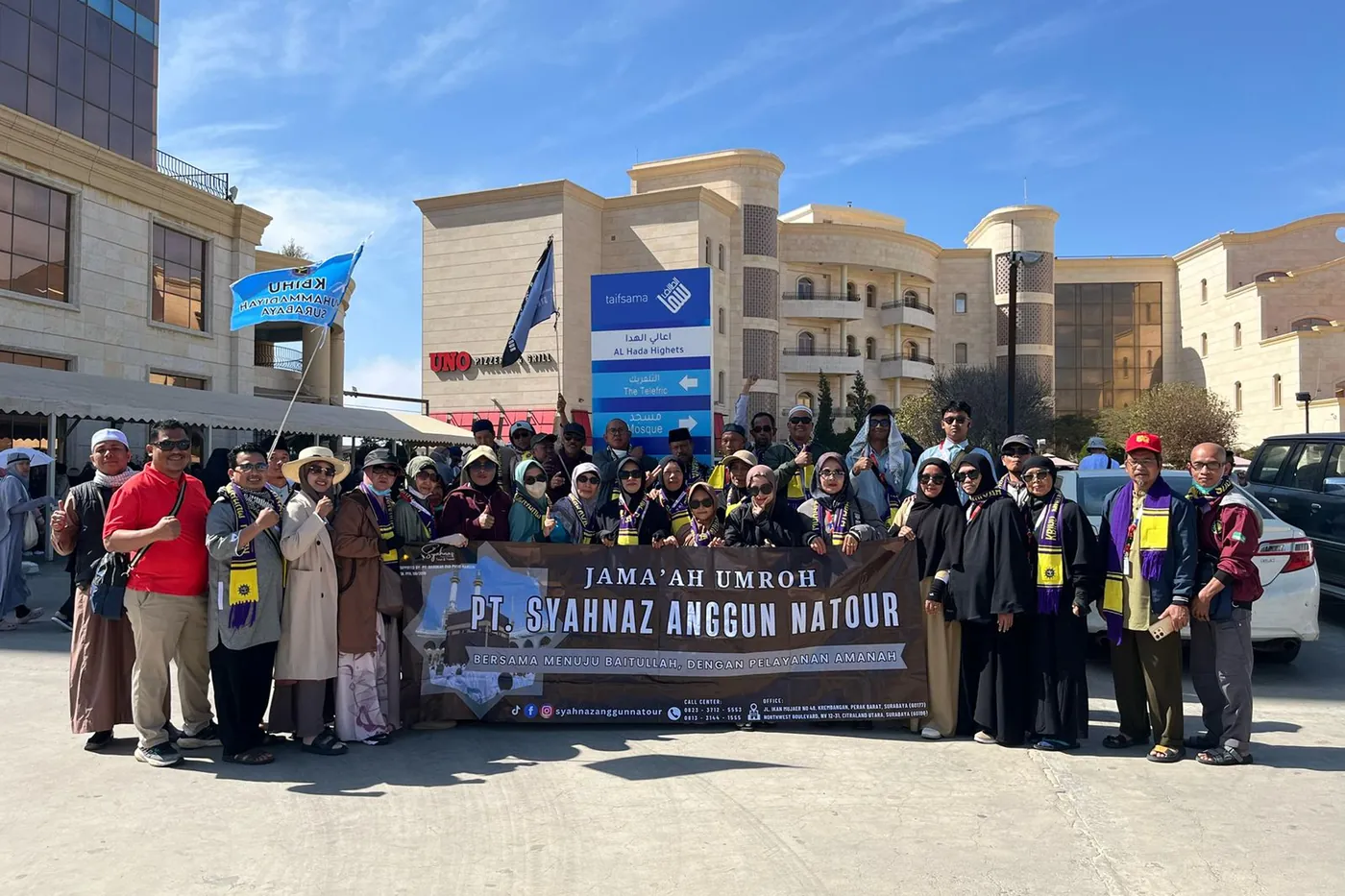 Jamaah dengan banner PT Syahnaz Anggun Natour di Makkah