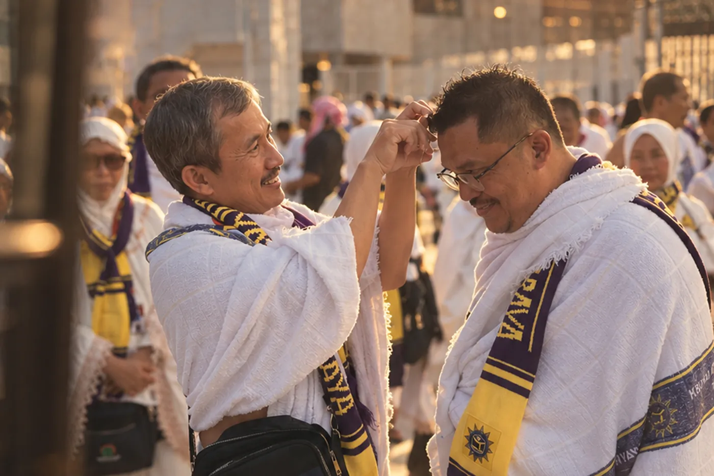 Jamaah berpelukan di Masjidil Haram