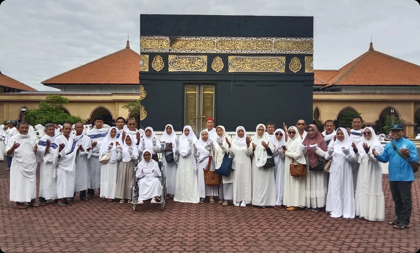 Rombongan jamaah di depan Ka’bah