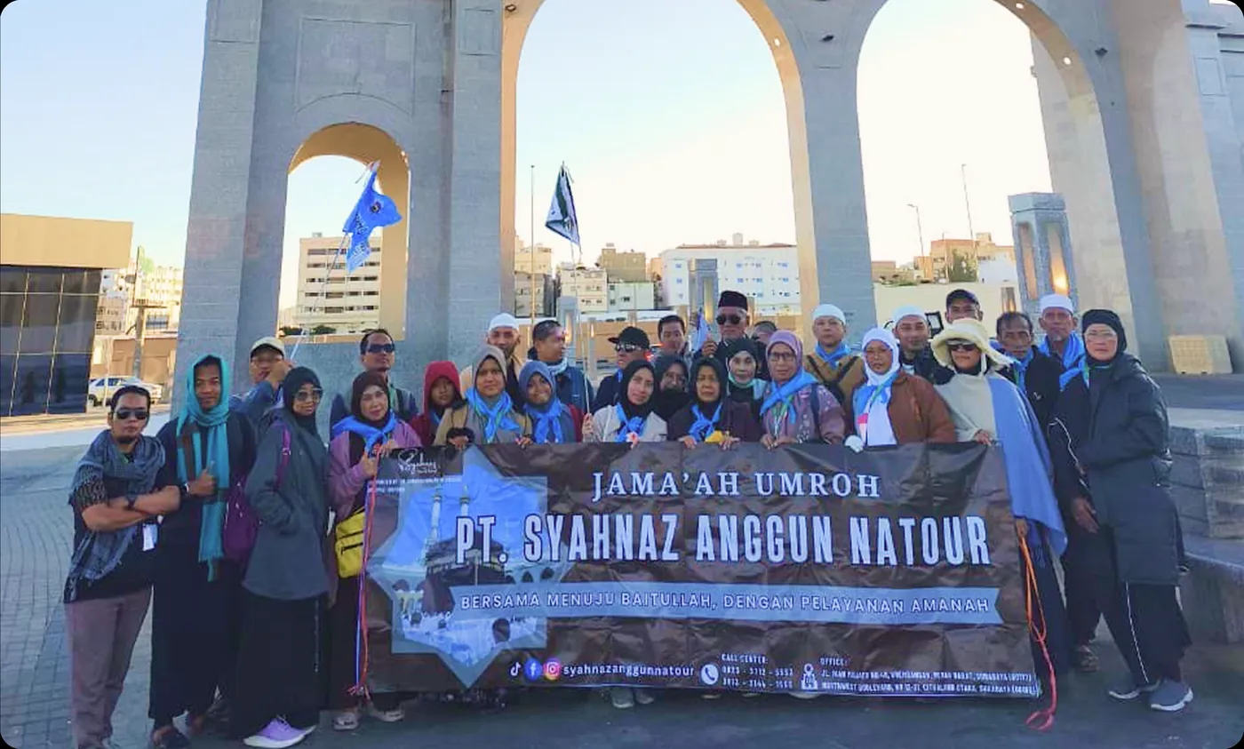 Rombongan dengan banner di gerbang kota